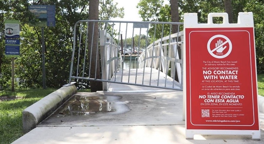 A no contact with water sign placed at the entrance of the Kayak Launch in Parkview, Miami.