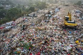 Landfill overloads with Plastic