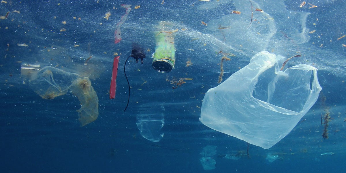 Plastic-floating-in-the-ocean-reducing-plastic-pollution