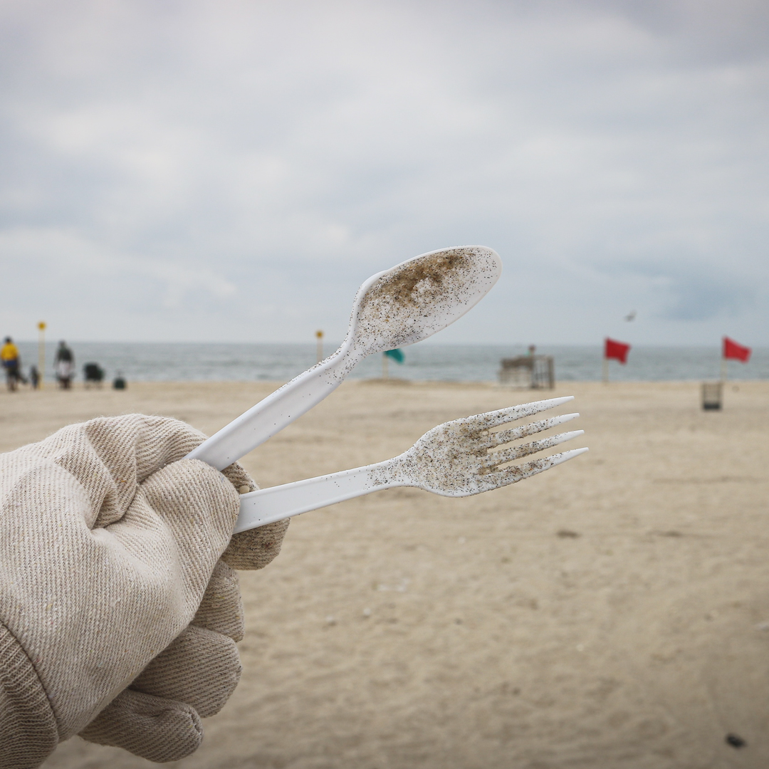 Plastic Utensils at Jones Beach by Brian Yurasits via Unsplash