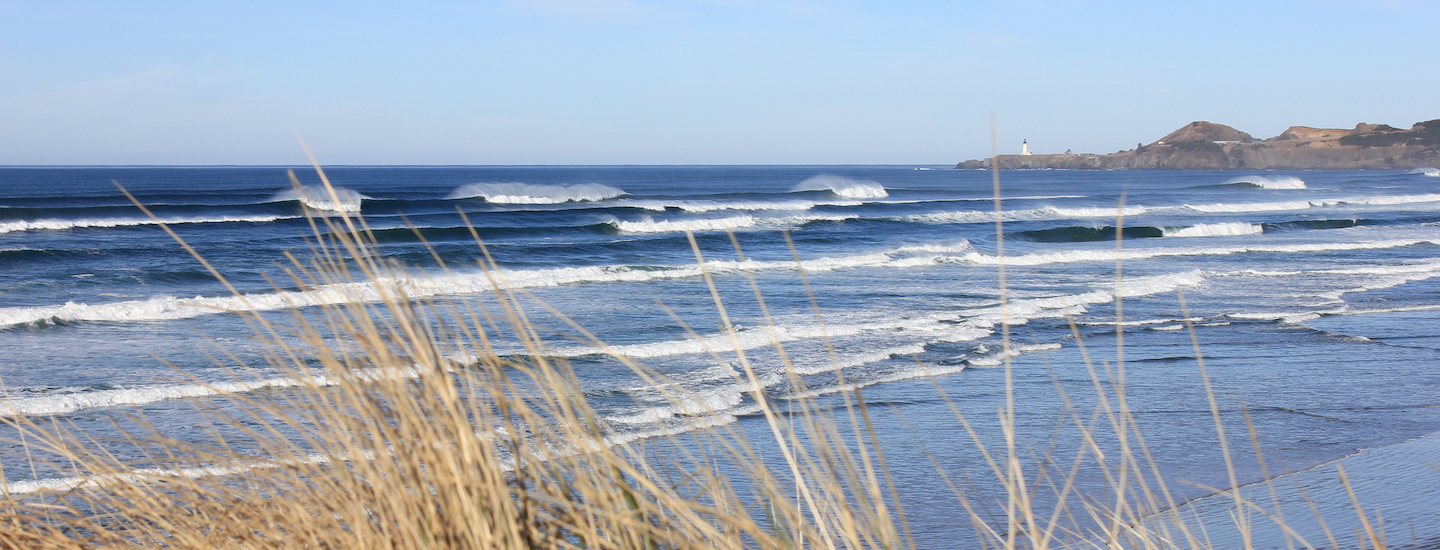 Photo of the Oregon coast, beach, waves and lighthouse 